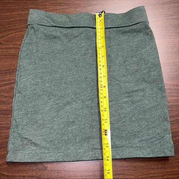 Green fitted mini from forever 21 - Picture 3 of 7